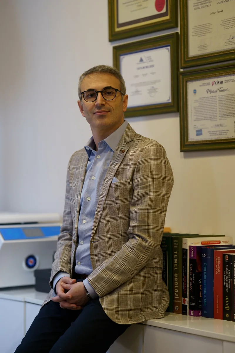 Prof. Dr. Murat Tuncer, üroloji uzmanı — Ataşehir, İstanbul muayenehanesinde